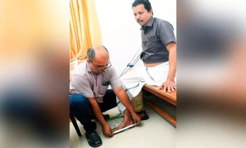 കൃ​ത്രി​മ കാ​ൽ വി​ത​ര​ണ ക്യാ​മ്പ്