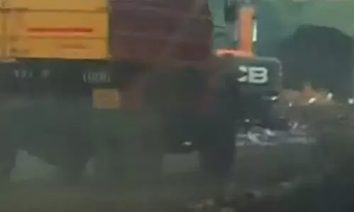 പുകമാറിയില്ല, ബ്രഹ്മപുരത്ത്​ പൊലീസ് സംരക്ഷണയിൽ പ്ലാസ്റ്റിക് മാലിന്യവുമായി ലോറികൾ