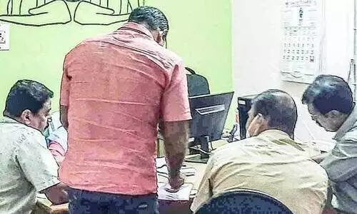 സി.പി.എം പഞ്ചായത്തംഗത്തിന്റെ മകന്റെ ഭൂമി വൻ വിലക്ക് വാങ്ങാൻ ശ്രമം; കോന്നി പഞ്ചായത്തിൽ വിജിലൻസ് പരിശോധന സി.പി.എം പഞ്ചായത്തംഗത്തിന്റെ മകന്റെ ഭൂമി വൻ വിലക്ക് വാങ്ങാൻ ശ്രമം; കോന്നി പഞ്ചായത്തിൽ വിജിലൻസ് പരിശോധന