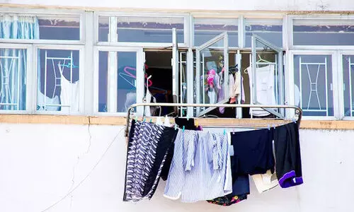 ബാ​ൽ​ക്ക​ണി​യി​ൽ വ​സ്ത്രം ഉ​ണ​ക്കാ​നി​ടു​ന്ന​വ​ർ ജാ​ഗ്ര​തൈ; കീ​ശ കീ​റും’