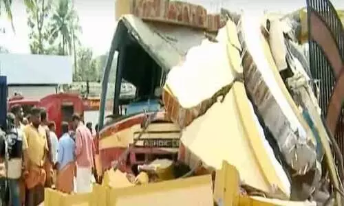 പത്തനംതിട്ടയിൽ കെ.എസ്.ആർ.ടി.സി ബസും കാറും കൂട്ടിയിടിച്ച് നിരവധി പേർക്ക് പരിക്ക്