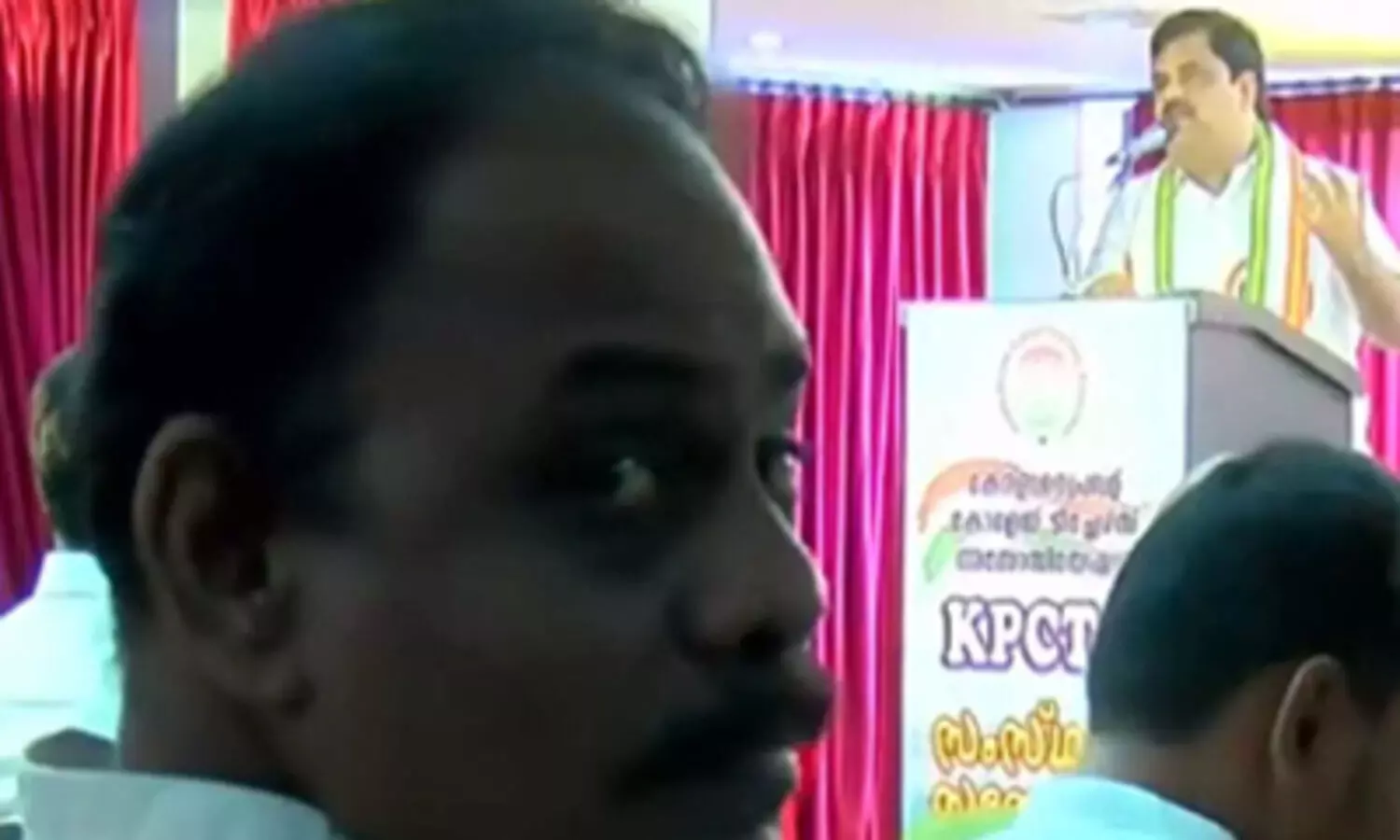 കോൺഗ്രസിന്റെ കോളജ് അധ്യാപകരുടെ സംഘടനാ സമ്മേളനത്തിൽ സംഘ്പരിവാർ നേതാവ്