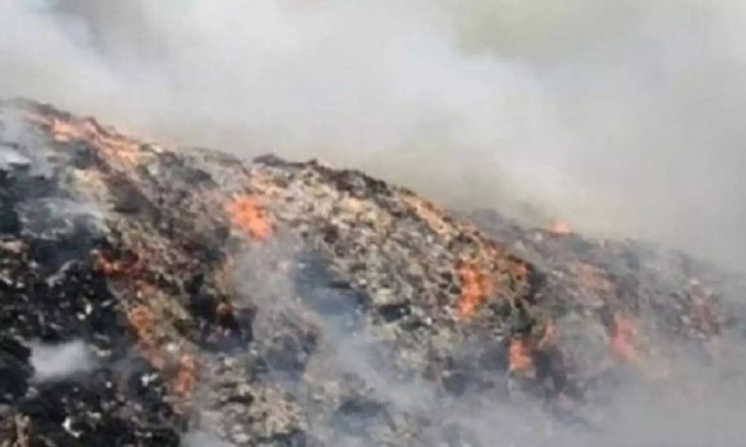 ബ്രഹ്മപുരത്ത് വിഷപ്പുക ഉയരുമ്പോഴും നിർദേശം  നൽകേണ്ടവർ നോക്കുത്തികളായി