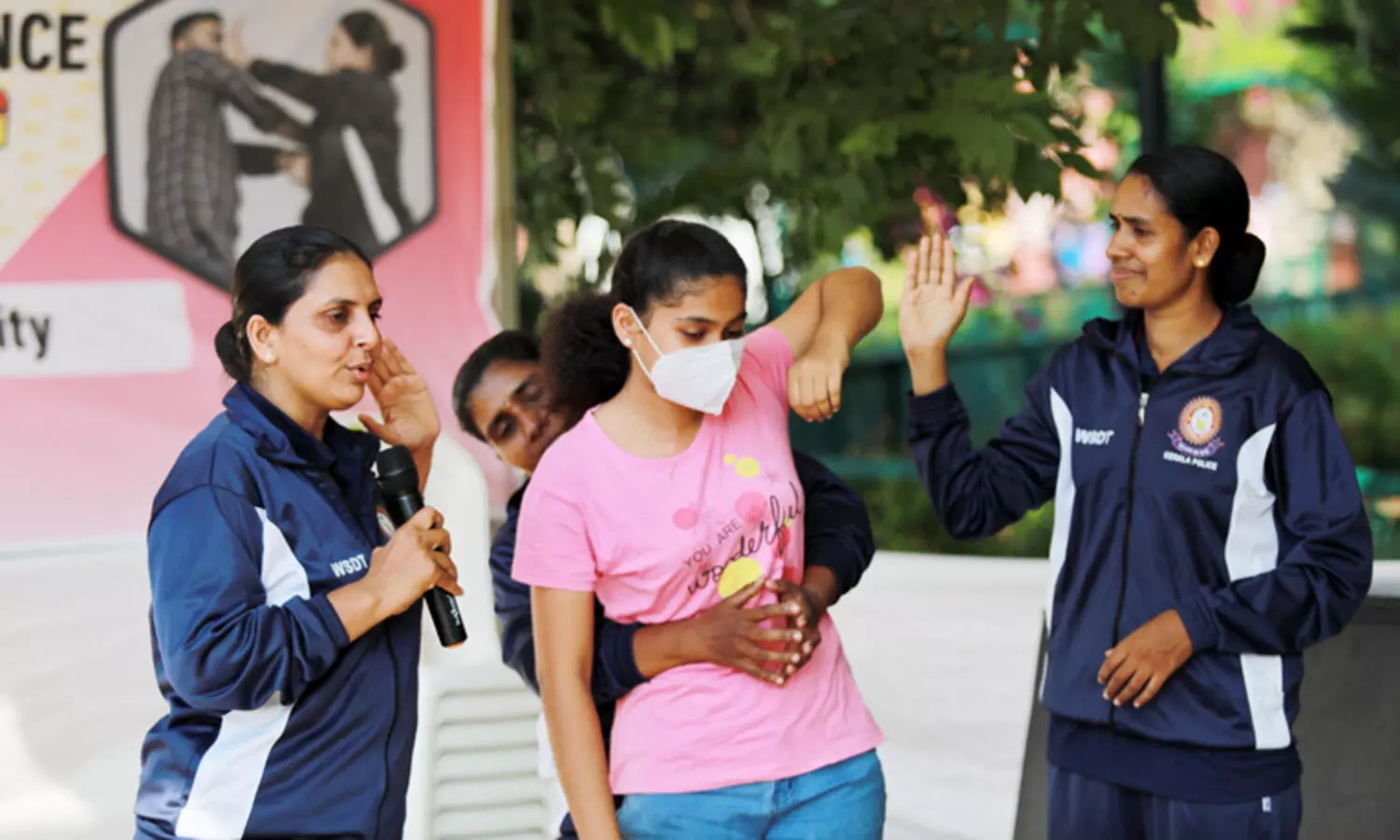 സ്വയം പ്രതിരോധമുറകള്‍ പഠിക്കാന്‍ പൊലീസ് നടത്തിയ വാക്ക് ഇന്‍ ട്രെയിനിങ്ങില്‍ മികച്ച ജനപങ്കാളിത്തം