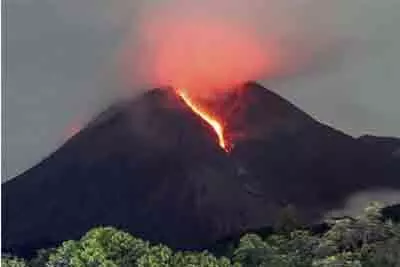 ഇന്തോനേഷ്യയിൽ അഗ്നിപര്‍വ്വതം പൊട്ടിത്തെറിച്ചു; ഏഴ് കിലോമീറ്ററോളം ചാരവും പുകയും മൂടി