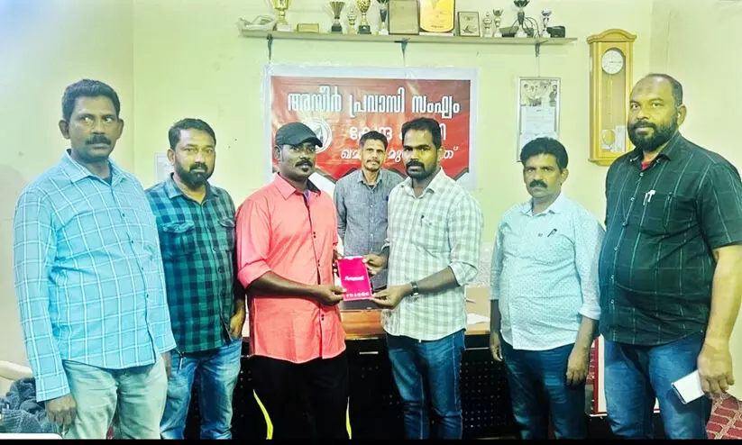 അബ്ദുൽ ഖാദറിന് അസീർ പ്രവാസി സംഘം വിമാന ടിക്കറ്റ് നൽകി