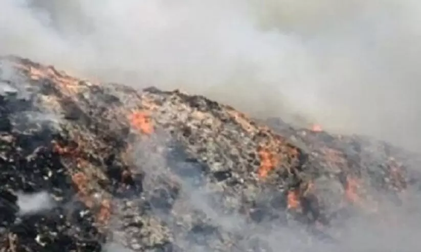 ബ്രഹ്മപുരത്ത് വിഷപ്പുക ഉയരുമ്പോഴും നിർദേശം നൽകേണ്ടവർ നോക്കുത്തികളായി ബ്രഹ്മപുരത്ത് വിഷപ്പുക ഉയരുമ്പോഴും നിർദേശം നൽകേണ്ടവർ നോക്കുത്തികളായി