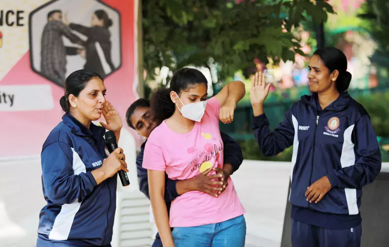സ്വയം പ്രതിരോധമുറകള് പഠിക്കാന് പൊലീസ് നടത്തിയ വാക്ക് ഇന് ട്രെയിനിങ്ങില് മികച്ച ജനപങ്കാളിത്തം സ്വയം പ്രതിരോധമുറകള് പഠിക്കാന് പൊലീസ് നടത്തിയ വാക്ക് ഇന് ട്രെയിനിങ്ങില് മികച്ച ജനപങ്കാളിത്തം