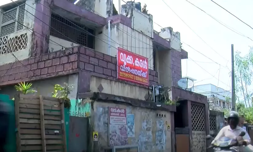 അവയവ വിൽപന ബോർഡ് മാറ്റി; പ്രതിഷേധസൂചകമെന്ന് ഗൃഹനാഥൻ അവയവ വിൽപന ബോർഡ് മാറ്റി; പ്രതിഷേധസൂചകമെന്ന് ഗൃഹനാഥൻ