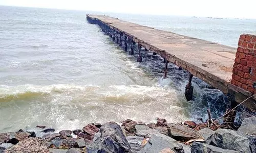 തലശ്ശേരിയിൽ കടലേറ്റം രൂക്ഷം തലശ്ശേരിയിൽ കടലേറ്റം രൂക്ഷം