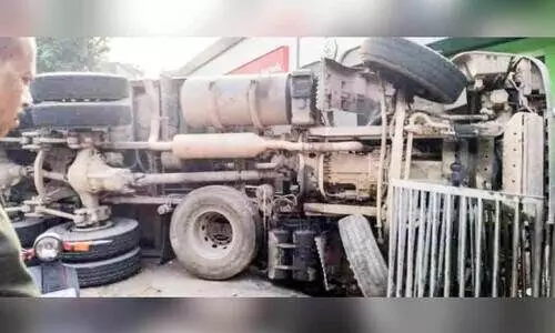 ടോറസ് ലോറി വാഹന ഷോറൂമിലേക്ക് ഇടിച്ചുകയറി മറിഞ്ഞു ടോറസ് ലോറി വാഹന ഷോറൂമിലേക്ക് ഇടിച്ചുകയറി മറിഞ്ഞു