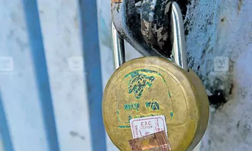 ആർട്സ് ദിനാഘോഷത്തിൽ ഡാൻസ് അനുവദിച്ചില്ല: കോളജ് പൂട്ടിയിട്ട് പ്രതിഷേധിച്ച് വിദ്യാർഥികൾ- കോളജ് താൽകാലികമായി അടച്ച് പൂട്ടി