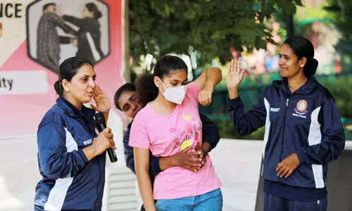 സ്വയം പ്രതിരോധമുറകള്‍ പഠിക്കാന്‍ പൊലീസ് നടത്തിയ വാക്ക് ഇന്‍ ട്രെയിനിങ്ങില്‍ മികച്ച ജനപങ്കാളിത്തം