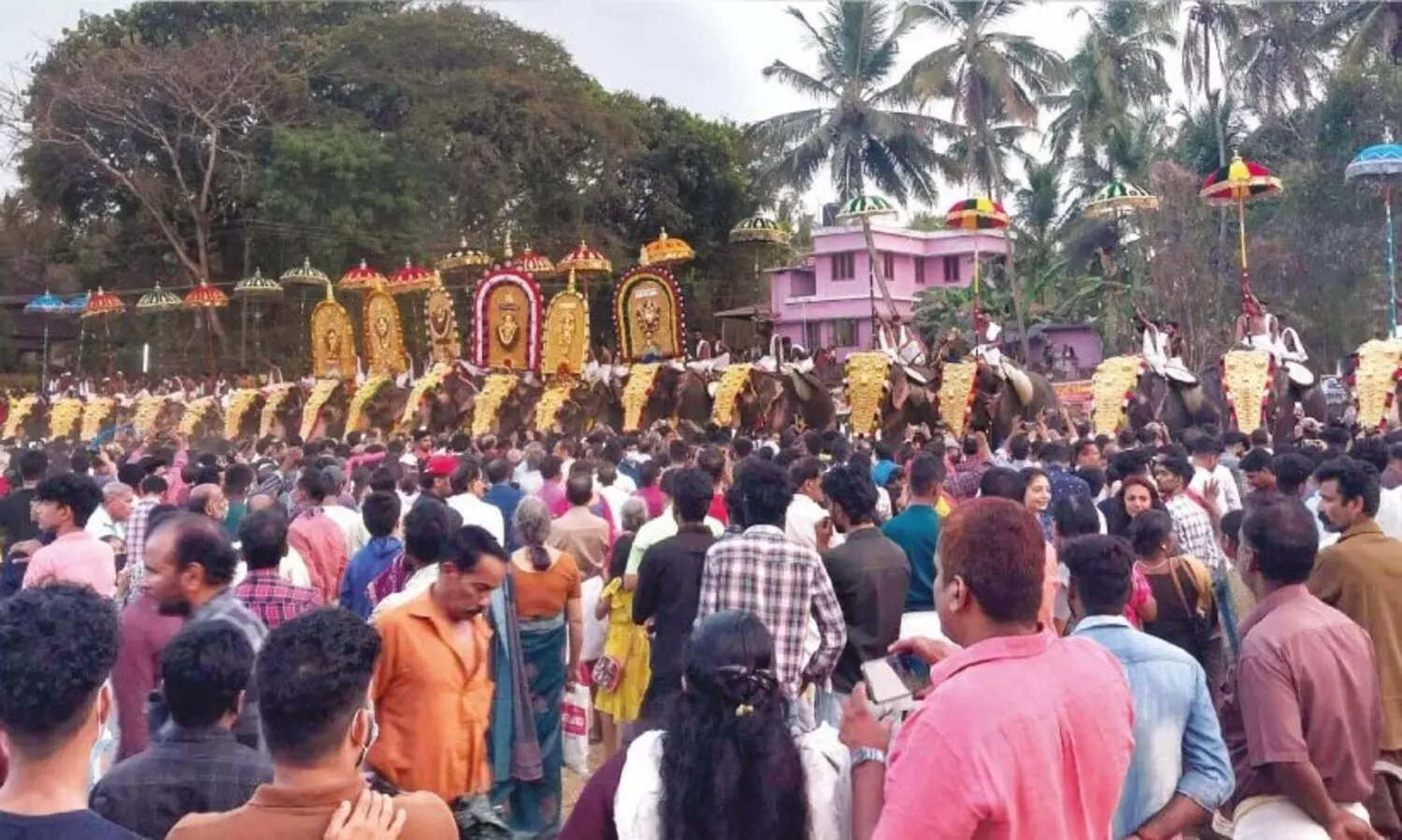 വർണവിസ്മയം തീർത്ത് തൃപ്പുറ്റ താലപ്പൊലി