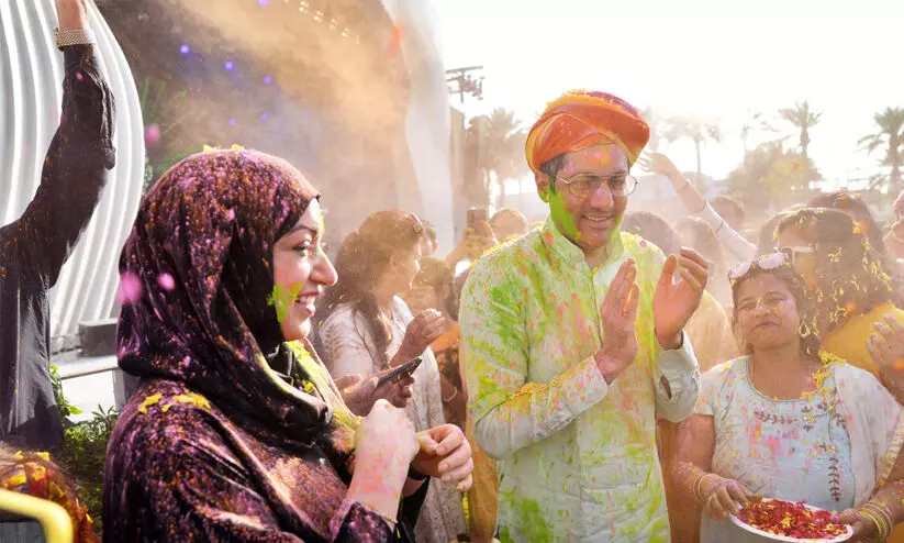 നിറങ്ങളിൽ നീരാടി ഇന്ത്യൻ സമൂഹം നിറങ്ങളിൽ നീരാടി ഇന്ത്യൻ സമൂഹം