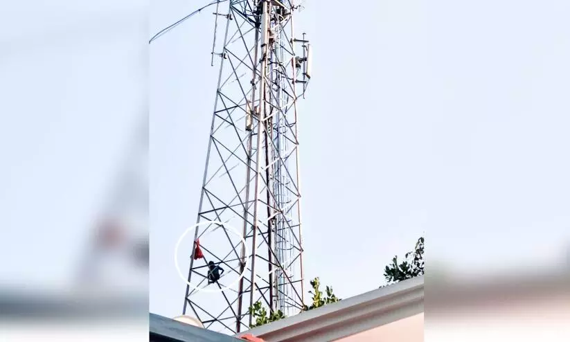 കൂലി കിട്ടാൻ ടവറിന് മുകളിൽ കയറി ആത്മഹത്യ ഭീഷണി; നാടകീയ രംഗങ്ങൾ