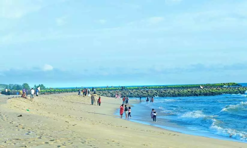 വരുന്നു, അഴിത്തല ബീച്ചിൽ ഒഴുകുന്ന പാലം