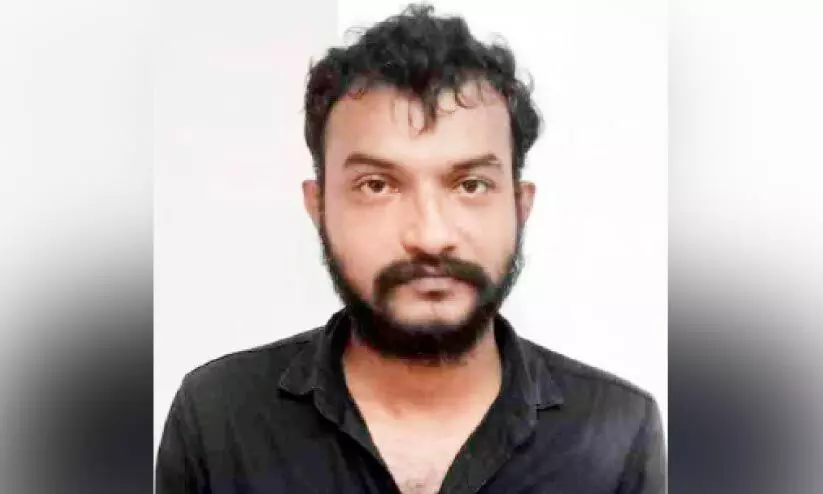 മാതാപിതാക്കളെയും പൊലീസുകാരെയും ആക്രമിച്ച പ്രതി പിടിയിൽ മാതാപിതാക്കളെയും പൊലീസുകാരെയും ആക്രമിച്ച പ്രതി പിടിയിൽ