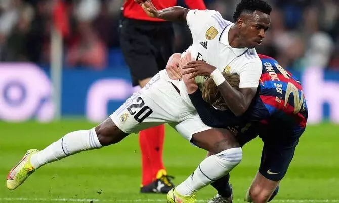 ബാഴ്സയെ കോടതി കയറ്റാൻ അടിയന്തര ബോർഡ് യോഗം വിളിച്ച് റയൽ മഡ്രിഡ് ; കാരണമിതാണ്...