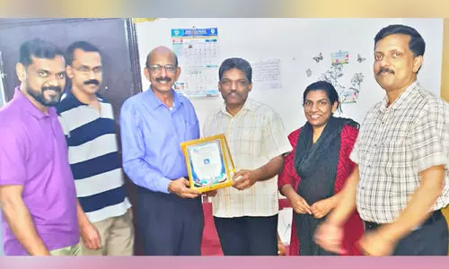 ജോ​മോ​ൻ തോ​മ​സി​ന് യാ​ത്ര​യ​യ​പ്പ് ന​ൽ​കി