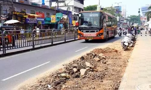 ഗ്യാസ്​ പൈപ്പിടൽ; മാവൂർ റോഡിൽ പ്രശ്നങ്ങൾ തുടരുന്നു