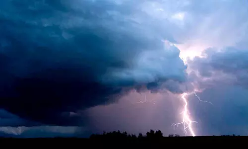 ഇ​ന്ന് മ​ഴ​ക്കും ഇ​ടി​ക്കും സാ​ധ്യ​ത