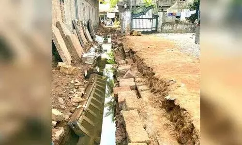 വെള്ളക്കെട്ട് ഒഴിവാക്കാൻ നടപ്പാതയിലെ സ്ലാബുകൾ പൊളിച്ചു വെള്ളക്കെട്ട് ഒഴിവാക്കാൻ നടപ്പാതയിലെ സ്ലാബുകൾ പൊളിച്ചു