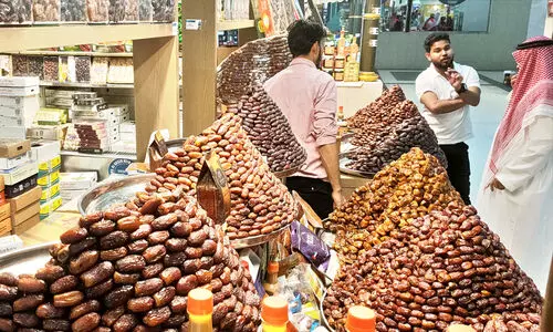 ഈ​ത്ത​പ്പ​ഴ വി​പ​ണി​യി​ൽ ‘വ​ര​ത്ത​ന്മാ​ർ’​ക്ക്​ വ​ര​വേ​ൽ​പ്​