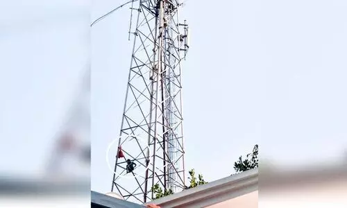 കൂലി കിട്ടാൻ ടവറിന് മുകളിൽ കയറി ആത്മഹത്യ ഭീഷണി; നാടകീയ രംഗങ്ങൾ