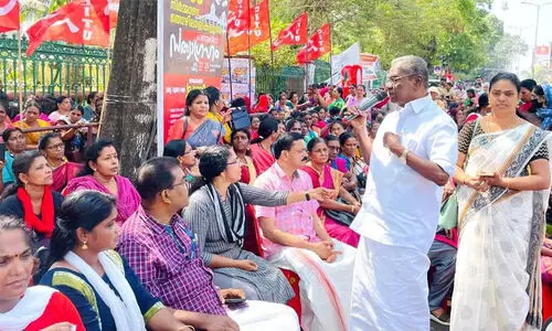 ആശാ വർക്കേഴ്സ് ദ്വിദിന ധർണ തുടങ്ങി