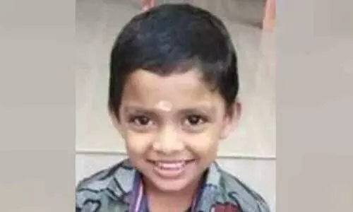 സ്കൂൾ വാനിടിച്ച് വിദ്യാർഥി മരിച്ചു, സഹോദരന് പരിക്ക്