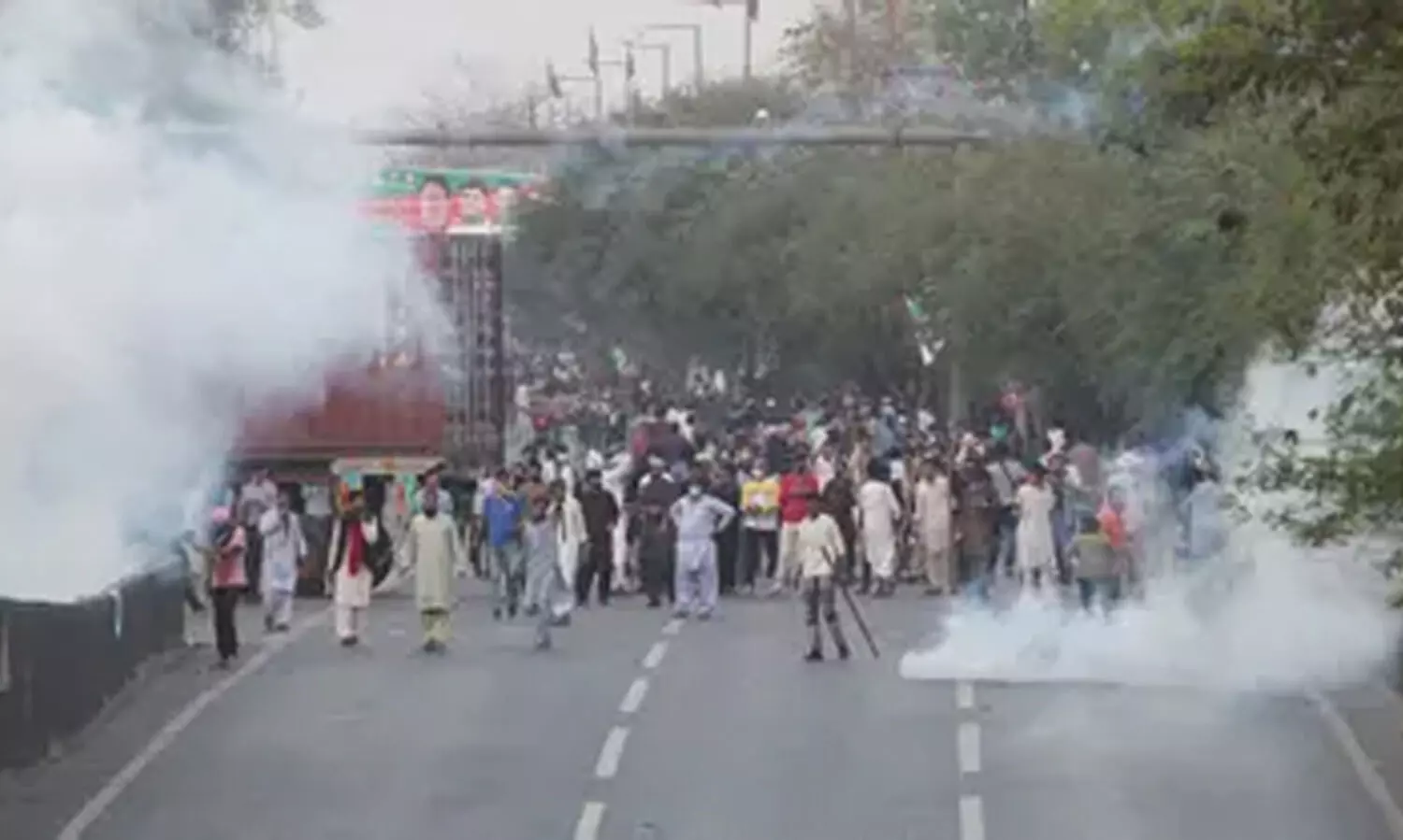 ഇംറാൻ ഖാനെ അറസ്റ്റ് ചെയ്യാൻ നീക്കം; വസതിക്കു മുന്നിൽ പൊലീസും പ്രവർത്തകരും തമ്മിൽ സംഘർഷം