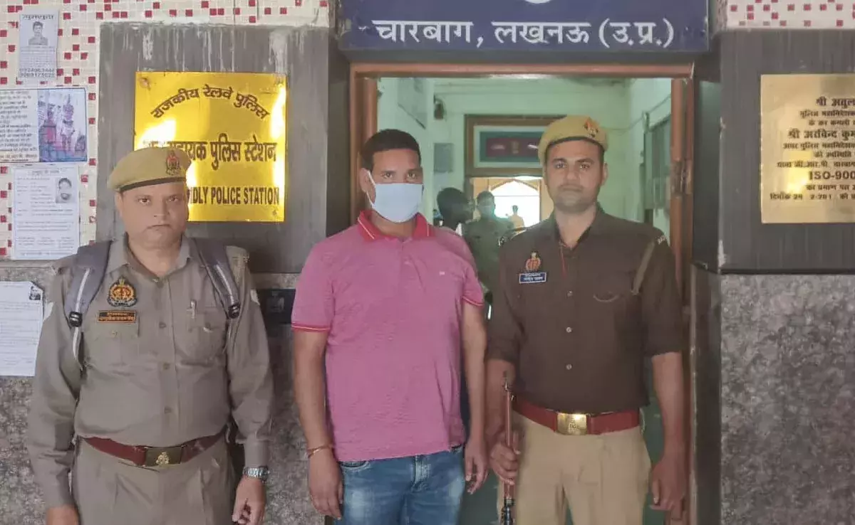 യാത്രക്കാരിയുടെ തലയില്‍ മൂത്രമൊഴിച്ച സംഭവം: ടി.ടി.ഇയെ പിരിച്ചുവിട്ടെന്ന് റെയില്‍വേ മന്ത്രി