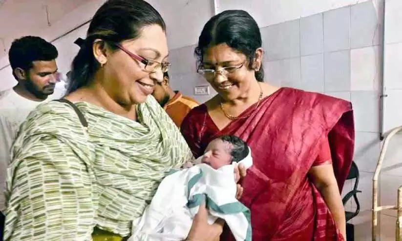 ആശുപത്രിയിലേക്ക് വാഹനം ലഭിച്ചില്ല; വീട്ടിൽ പ്രസവിച്ച യുവതിക്ക് ആരോഗ്യ പ്രവർത്തകരുടെ കരുതൽ ആശുപത്രിയിലേക്ക് വാഹനം ലഭിച്ചില്ല; വീട്ടിൽ പ്രസവിച്ച യുവതിക്ക് ആരോഗ്യ പ്രവർത്തകരുടെ കരുതൽ