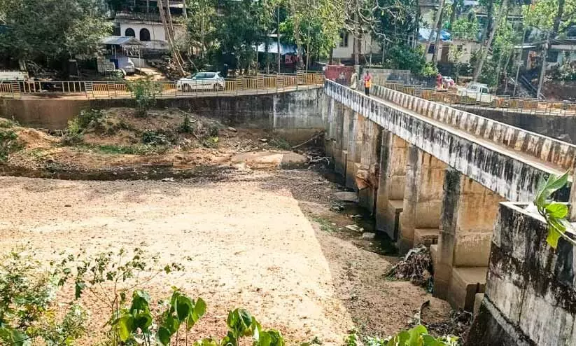 തടയണ വരണ്ടു; ഇടപ്പാളയത്തുകാർ ജലക്ഷാമത്തിൽ തടയണ വരണ്ടു; ഇടപ്പാളയത്തുകാർ ജലക്ഷാമത്തിൽ