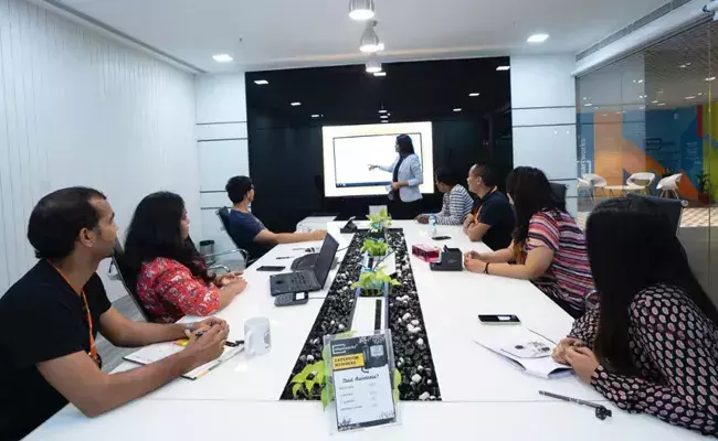 എക്‌സിക്യൂട്ടീവുകൾ ആഴ്ചയിൽ 25 മണിക്കൂർ മീറ്റിംഗിൽ തന്നെ; ലോകത്തെ 50 ശതമാനം യോഗങ്ങൾ പാഴെന്ന്​ സർവേ