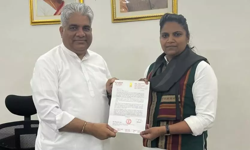 ബ്രഹ്മപുരത്തേക്ക് പരിസ്ഥിതി വിദഗ്ധരെ അയക്കണം -ജെബി മേത്തർ പരിസ്ഥിതി മന്ത്രിക്ക് നിവേദനം നൽകി