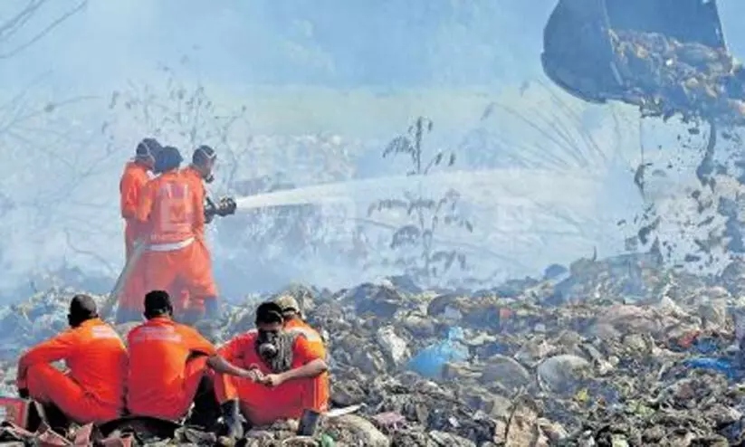 ബ്രഹ്മപുരം: ജാഗ്രത തുടര്‍ന്ന് അഗ്നിരക്ഷാസേന