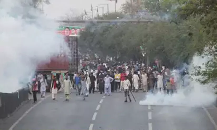 ഇംറാൻ ഖാനെ അറസ്റ്റ് ചെയ്യാൻ നീക്കം; വസതിക്കു മുന്നിൽ പൊലീസും പ്രവർത്തകരും തമ്മിൽ സംഘർഷം ഇംറാൻ ഖാനെ അറസ്റ്റ് ചെയ്യാൻ നീക്കം; വസതിക്കു മുന്നിൽ പൊലീസും പ്രവർത്തകരും തമ്മിൽ സംഘർഷം