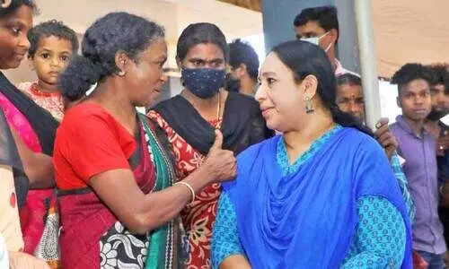 ജി​ല്ല ക​ല​ക്ട​ര്‍ എ. ​ഗീ​ത പ​ടി​യി​റ​ങ്ങി;  പ​രി​ഹ​രി​ച്ച​ത് പ​തി​റ്റാ​ണ്ടു​ക​ളു​ടെ  ഭൂ​പ്ര​ശ്‌​ന​ങ്ങ​ള്‍