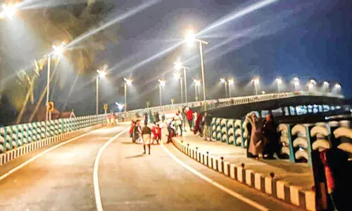 പൊ​ന്നാ​നി ക​ർ​മ പാ​ല​ത്തി​ൽ വി​ള​ക്കു​ക​ൾ തെ​ളി​ഞ്ഞ​പ്പോ​ൾ