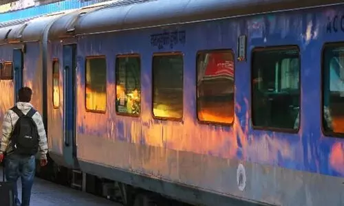 ഉറങ്ങുന്ന യുവതിയുടെ തലയിലേക്ക് ടി.ടി.ഇ മൂത്രമൊഴിച്ചു