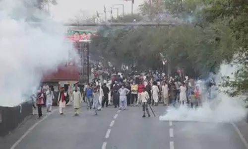 ഇംറാൻ ഖാനെ അറസ്റ്റ് ചെയ്യാൻ നീക്കം; വസതിക്കു മുന്നിൽ പൊലീസും പ്രവർത്തകരും തമ്മിൽ സംഘർഷം