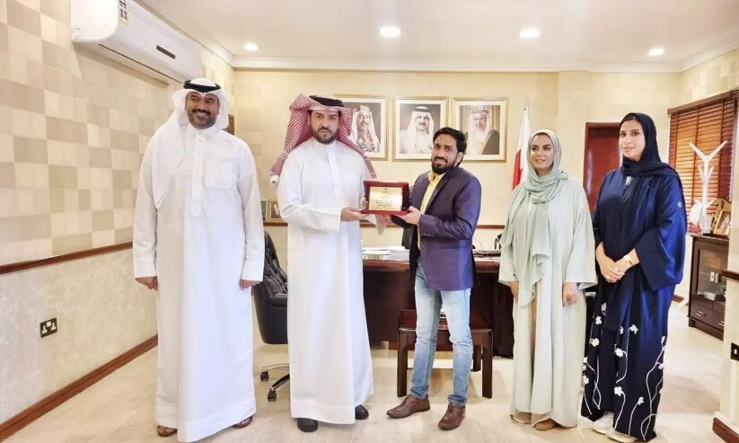 ദേ​ശീ​യ ചി​ഹ്ന​ത്തി​ന്റെ മാ​തൃ​ക സ്ഥാ​പി​ച്ച  മ​ല​യാ​ളി​ക്ക് ന​ഗ​ര​സ​ഭ​യു​ടെ അം​ഗീ​കാ​രം