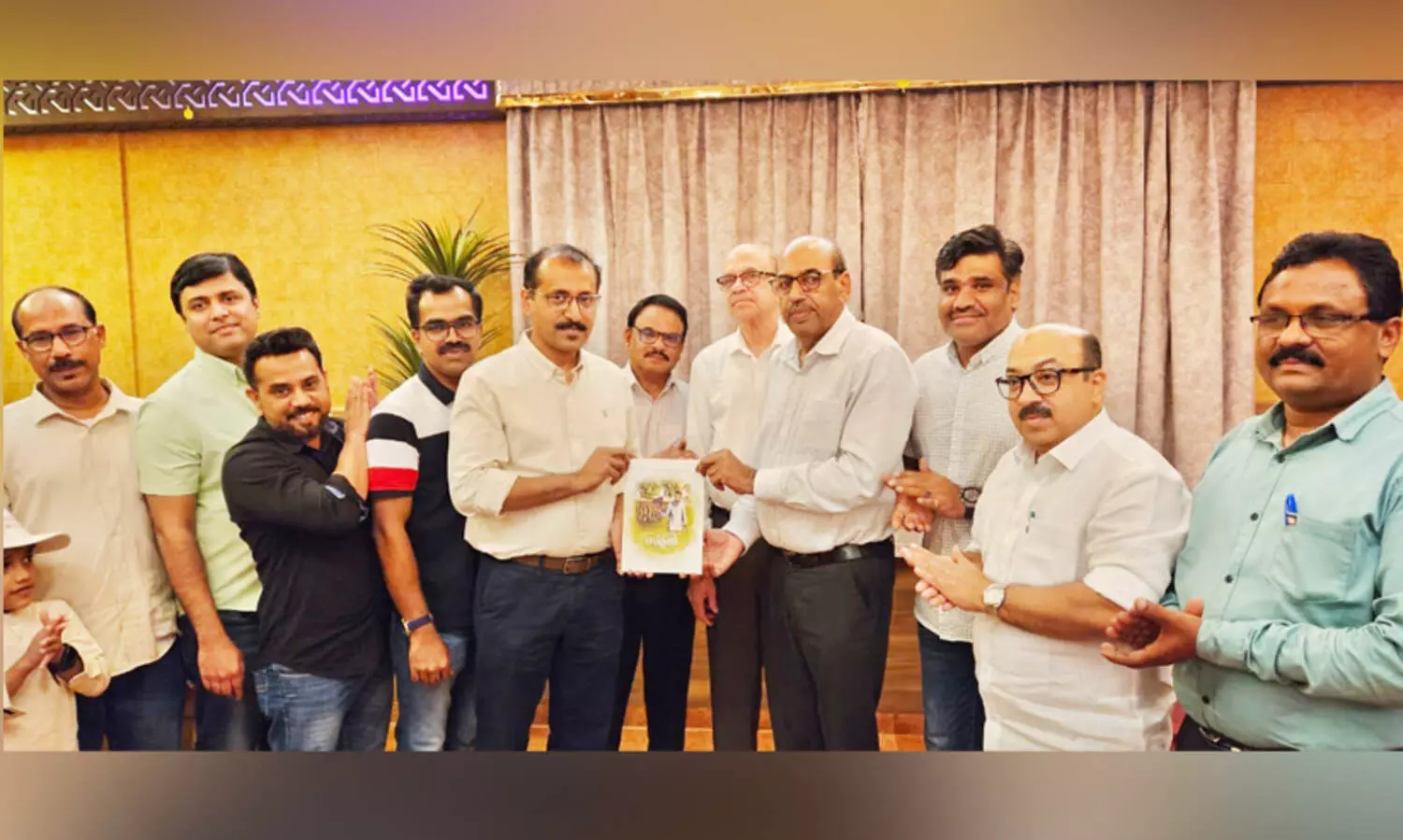 എം.​ഇ.​എ​സ്​ ‘റ​ഷീ​ദ് സ്‌​മൃ​തി’ ​സു​വ​നീ​ർ പ്ര​കാ​ശ​നം