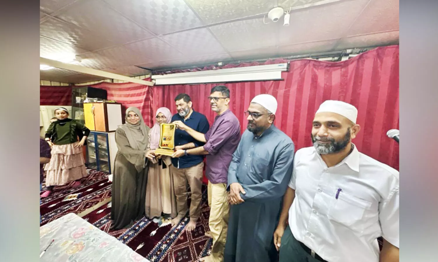 അ​ബ്ദു​റ​ഹ്മാ​ൻ വ​ടു​ത​ല​ക്കും കു​ടും​ബ​ത്തി​നും യാ​ത്ര​യ​യ​പ്പ് ന​ൽ​കി