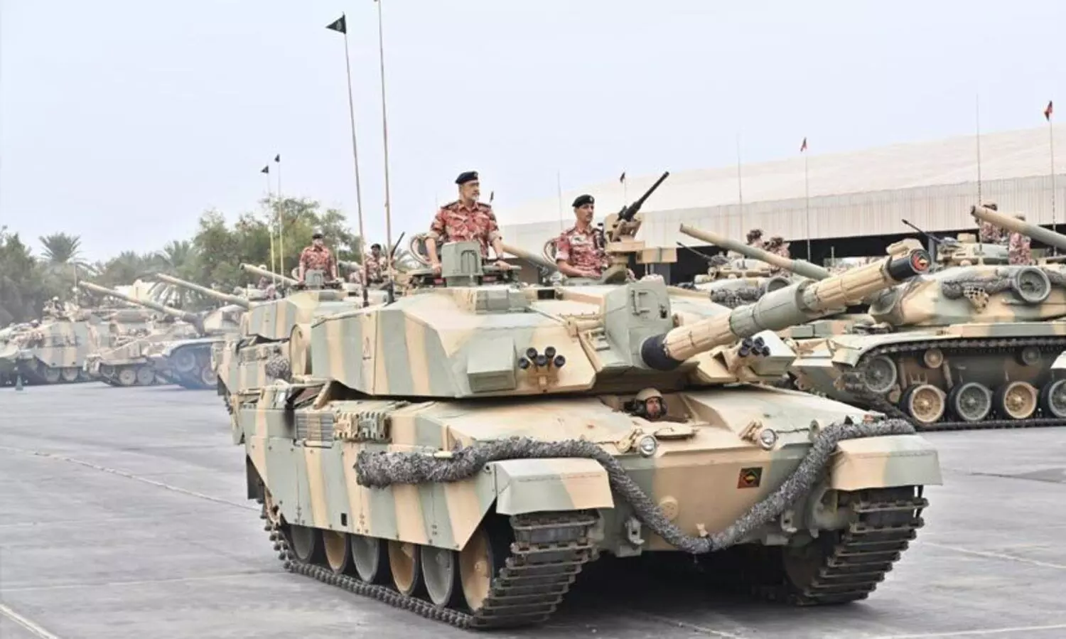 ഒ​മാ​ൻ റോ​യ​ൽ ആ​ർ​മി​യി​ലെ ക​വ​ചി​ത വാ​ഹ​ന വി​ഭാ​ഗം സു​ൽ​ത്താ​ൻ സ​ന്ദ​ർ​ശി​ച്ചു