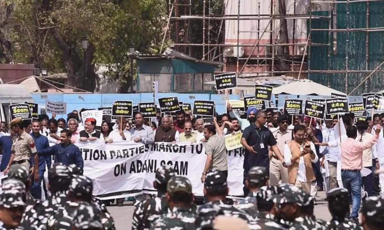 അദാനി വിവാദത്തിൽ അന്വേഷണം നടത്തണം; പ്രതിപക്ഷ നേതാക്കൾ പ്രതിഷേധ മാർച്ച് നടത്തി