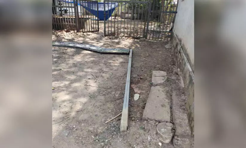 ക്ഷേ​ത്ര​ത്തി​ന് മ​ുന്നി​ലെ ബോ​ർ​ഡും തൂ​ണു​ക​ളും ന​ശി​പ്പി​ച്ച​നി​ല​യി​ൽ