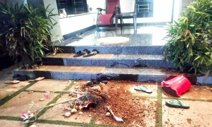 സി.പി.എം നേതാവായ പഞ്ചായത്ത് അംഗത്തിന്റെ വീടിനുനേരെ ആക്രമണം സി.പി.എം നേതാവായ പഞ്ചായത്ത് അംഗത്തിന്റെ വീടിനുനേരെ ആക്രമണം